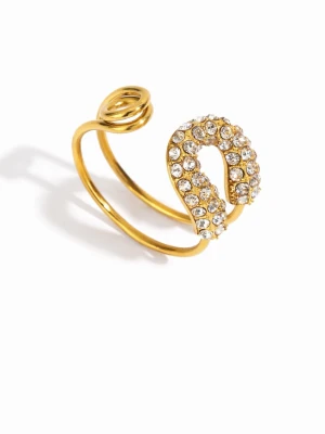 Justerbar ring  - Elegant ring i rostfritt stål, pläterad med 18K guld och dekorerad med gnistrande zirkonstenar. Den justerbara designen ger en bekväm passform. Ringen är vattentålig, allergivänlig och passar perfekt för både vardag och fest. ✨