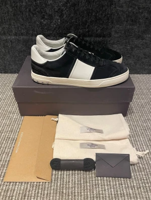 Valentino flycrew skor - Hej, säljer nu dessa svin snygga valentino skor. Skorna är i nytt skick!  Begränsat antal boxar och dustbag. Hör av dig vid frågor. 
