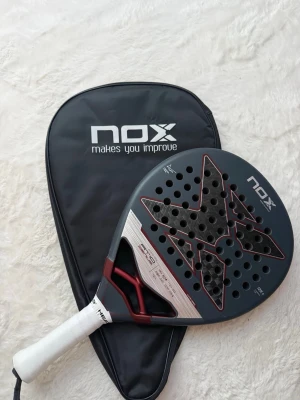 Nox at10 Genius 12k Agustin Tapia - Säljer nu mitt nox racket då jag inte har tid att lira längre. Riktigt härligt racket i riktigt gott skick, inte ens skråma. Hör av er vid frågor!