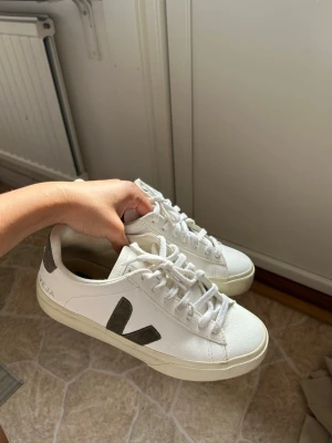 Veja skor - Säljer ett par fina skor från veja. Skorna är i mycket bra skick. Nypris ca 1200kr. Storlek 38! 