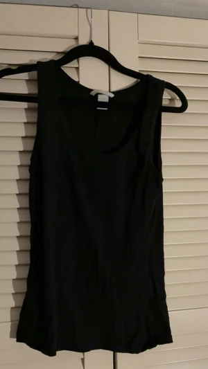 3 st svarta baslinnen | Storlek S - 💕30% bundlerabatt vid köp av minst två artiklar. 🌸 3 st svarta baslinnen                             ✔️Märke: Två från H&M. Ett från EMP                 📏 Storlek S                                                              ⭐️ Fint använt skick. Hela och rena utan fläckar, hål eller andra synliga brister.