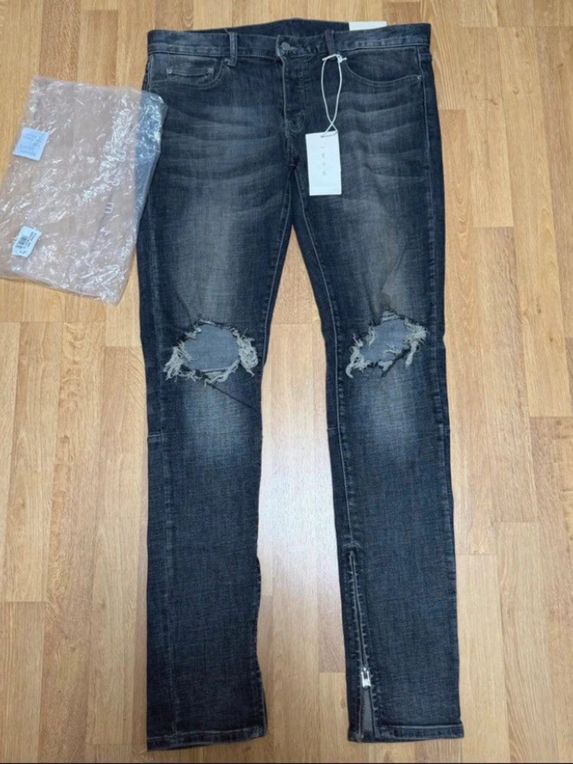 Säljer ett par MNML Ripped Stretch Jeans Grey – Size W32