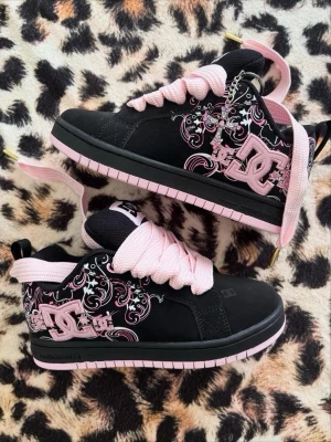 Svarta och rosa DC sneakers - Säljer svarta och rosa DC sneakers har i alla storlekar! Bara att fråga