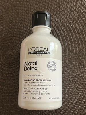 L'Oréal Metal Detox schampo 300 ml - L'Oréal Professionnel Metal Detox är ett professionellt schampo som rengör håret från metallpartiklar och skyddar mot färgskiftningar. Innehåller glicoamine och ionene. Det är typ 200-250 ml kvar i flaskan. Köpt för 283 SEK. 