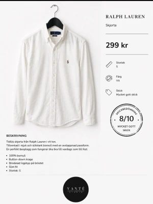 Vit skjorta från Ralph Lauren - Klassisk vit skjorta från Ralph Lauren med button-down krage och broderad logotyp på bröstet. Tillverkad i mjuk och slitstark bomull med en avslappnad passform. Perfekt för dig som gillar stilrena och tidlösa plagg.