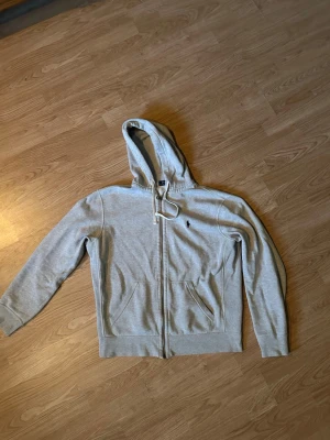 Ralphlauren Zip hoodie  - Säljer min killes raphe zip hoodien i väldigt bra skick. Skriv om du har frågor.