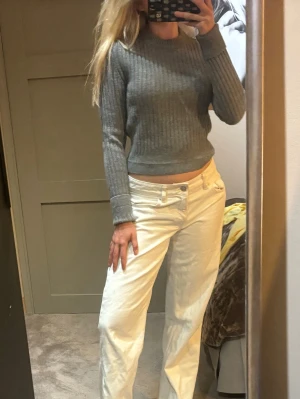 Grå ribbstickad croppad tröja - Så himla snygg ribbstickad tröja från Filippa K, passar perfekt nu i sommar på kvällarna eller om man kanske åker båt så himla fin💕💕strlk S