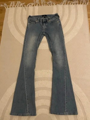 Blå bootcut jeans från True religion  - säljer dessa jätte snygga true religion jeans joey då de har blivit för små, de är i gott skick kanske lite skadade där nere vilket man ser på bilderna. pris kan diskuteras och skriv om ni har några frågor💗💗