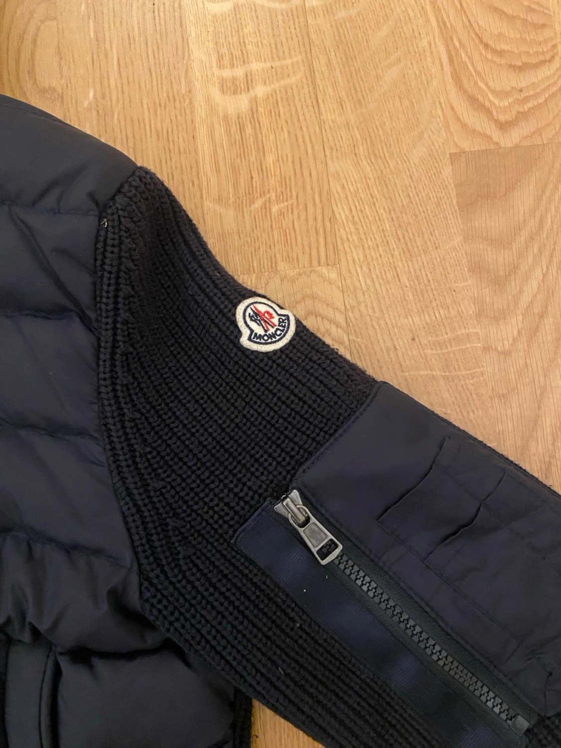 Marinblå Moncler pufferjacka med huva - 2