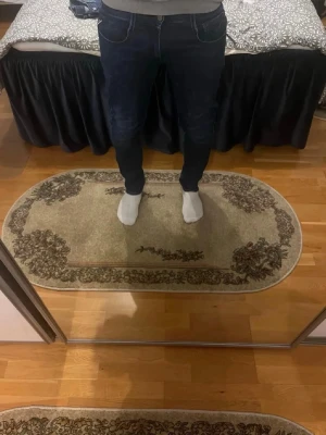 Mörkblåa Replay Anbass Jeans Slim Fit - Tja! Säljer ett par snygga mörkblå Replay Anbass jeans i passformen slim fit. Det är storlek W33 L32. Skicket är 9/10 och har inga defekter. Modellen på bilden är 185 cm lång och väger 78. Kontakta vid frågor och funderingar!🙂
