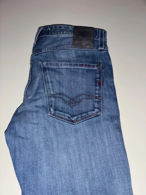 Replay jeans  - Ett par Replay Jeans. Storlek 28/32. Har liten lagning vid grenen som knappt syns men därav priset. Skickar snabbt!