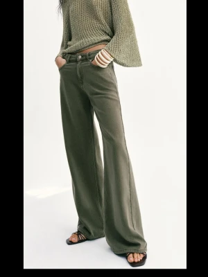 Olivgröna vida jeans Zara - Snygga olivgröna jeans med hög midja och vida ben. Använda en gång och från Zaras nya kollektion, otroligt sköna och snygga!!