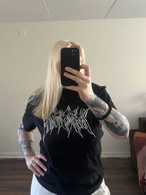 Oversized svart graphic tee - - Har vanligtvis storlek M och är 170 lång