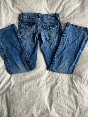 Blå bootcut jeans från True Religion - Säljer ett par klassiska blå bootcut jeans från Gina tricot. Jag köpte de för 300 men säljer de nu för 100kr💗