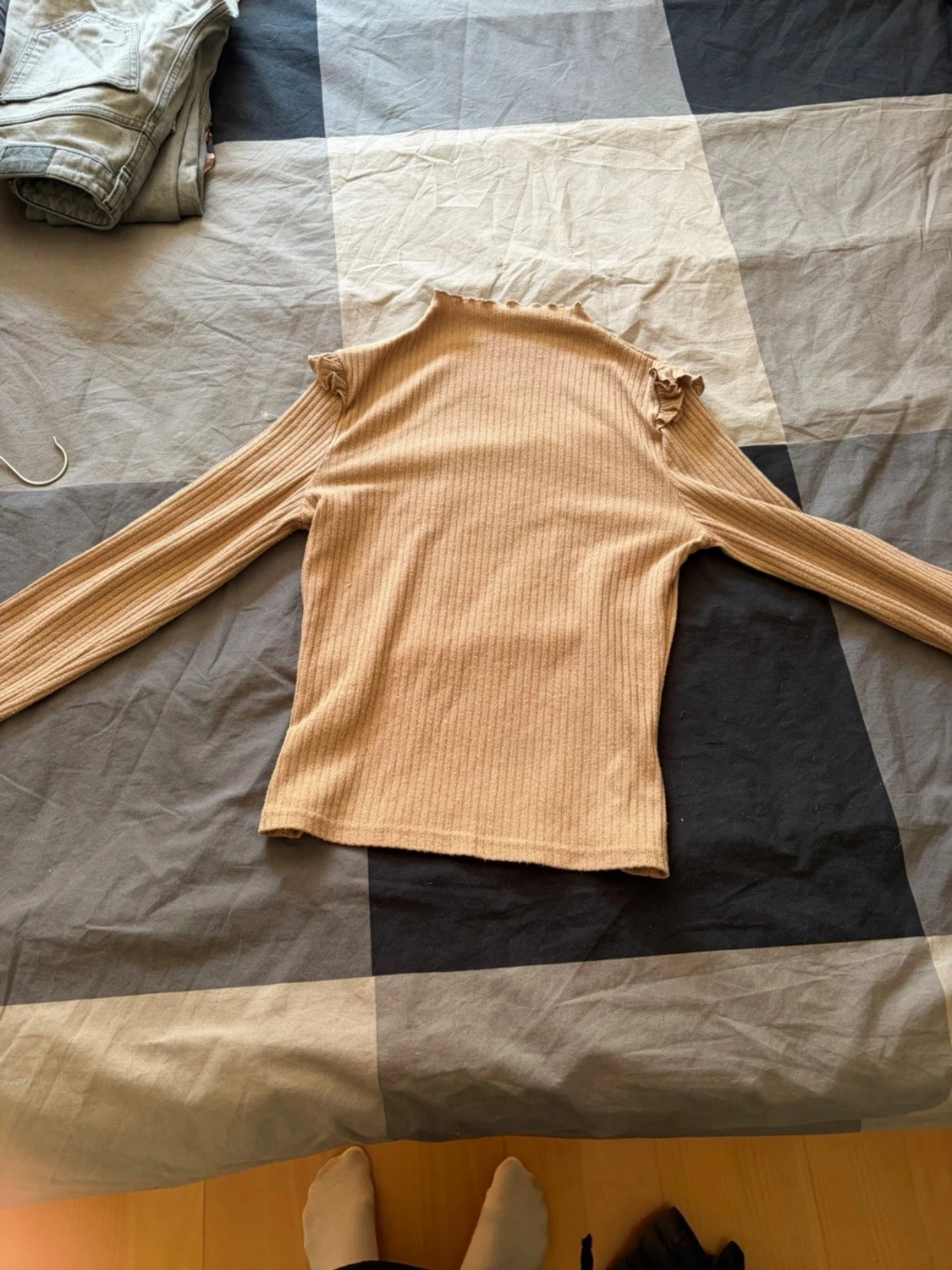 Beige ribbad långärmad topp