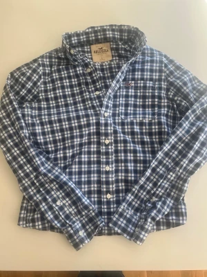 Hollister flanell skjorta rutig skjorta  - Riktigt snygg Hollister skjorta flanell perfekt nu inför sommaren. Fint skick inga fel storlek passar M pris endast 328 kr kom gärna med frågor och prisförslag 😁