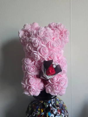 Nallebjörn av rosa konstrosor - Helt ny Storlek: ca 25 cm  Material: dekorativa konstgjorda rosor  Färg: ljusrosa   Perfekt som romantisk dekoration eller minnesvärd present