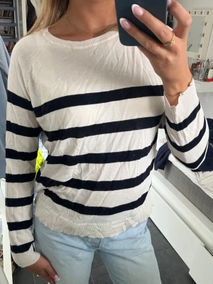 Randig långärmad tröja i bomull - Söt stickad tröja från Zara. Perfekt till vår och sommar 🌺 tröjan är i storlek L men känns som S/M.