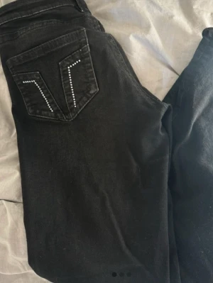Svarta jeans med nitar från Gina Tricot - använda en gång säljer pga de var för stora❤️ slutsålda