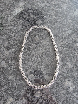Kedjehalsband i silverfärgad metall - Säljer ett stilrent halsband med kraftiga, rektangulära länkar i silverfärgad metall. Halsbandet har en modern och robust design som sticker ut och passar perfekt för dig som gillar att addera en cool detalj till din outfit.