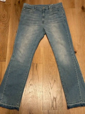 Ljusblå flare jeans - Ljusblåa Flare jeans. Helt nytt skick ingen användning alls. Storlek 32/32