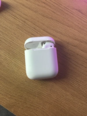 Airpods - Airpods som är använda. Ena har försvunnit men dem är äkta. Säljer dessa för 70kr🤝