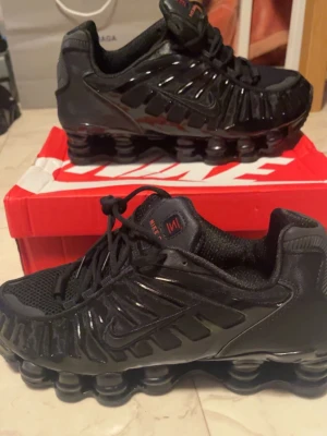 Nike shox skor - Helt nya oandvända Nike skor storlek 43. Inte rikti