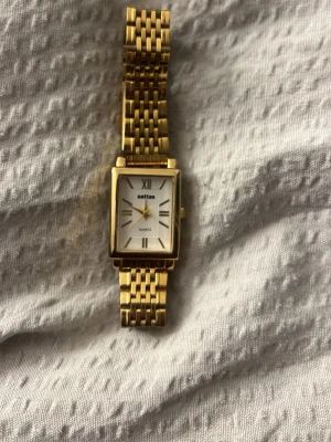 Jättefin guld- klocka - Hej,säljer nu min jättefina guldklocka som ej kommer till användning pga ny stil,tveka inte på att höra av dig om fråga eller pris!