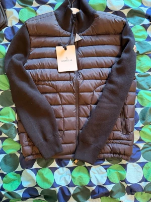 Moncler cardigan  - Hej! Säljer ett helt ny moncler cardigan. Jävligt snyggt och klassisk, tyvärr passade den inte mig. Storlek: S/M men S skulle jag nog säga som att den passar. Fler bilder i dms. PRISET KAN DISKUTERAS 