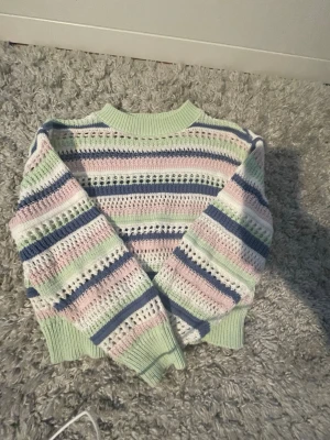 Virkad tröja  - Säljer denna superfina virkade tröjan från H&M. Perfekt nu till sommaren då den är lagom sval. Rekommenderar att ha en vit tröja eller linne under. 