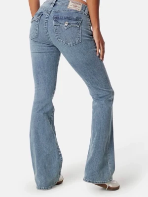 Blå bootcut jeans från True Religion - Säljer ett par ljusblå bootcut jeans från True Religion med ikoniska sömmar och ficklock bak. Jeansen har hög midja, klassisk femficksdesign och är tillverkade i denim med lätt stretch. Perfekta för dig som gillar retrovibbar och snygg passform.