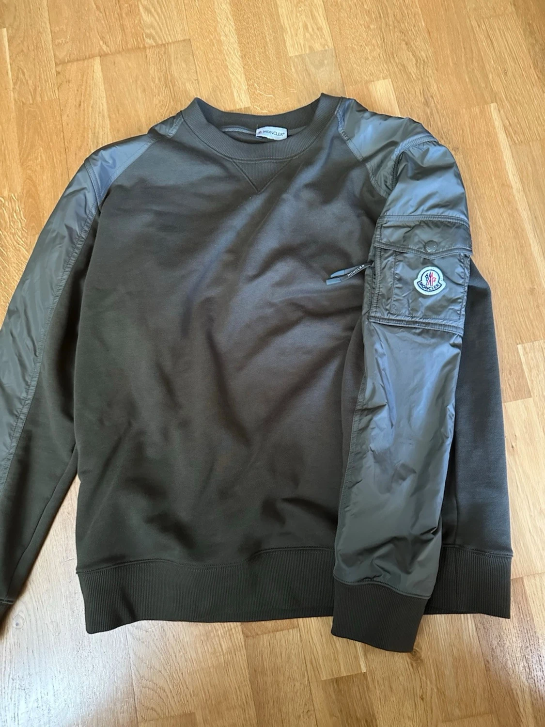 Olivgrön sweatshirt från Moncler