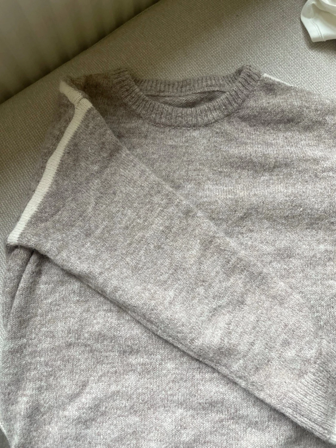 Beige stickad tröja med vit detalj - 1