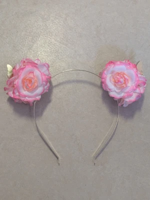 Diadem med stora blommor - Snyggt diadem med två stora konstgjorda blommor. Perfekt för att ge en romantisk och lekfull touch till din look.