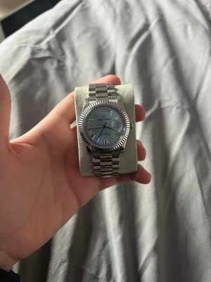 Ice blue daydate  - Det är en helt ny bara testad daydate från pagani design 36 mm med presidental band och automatiskt movment från Japan  (pris är diskuterbart) kommer med box och alla länkar hör gärna av er vid intresse kan ta byten oxå på andra klockor