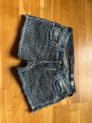 Miss me lågmidjade jeansshorts - Lågmidjade jeansshorts från miss me. Strl 26. Midjemått tvärsöver ca 33 cm enligt bild. 
