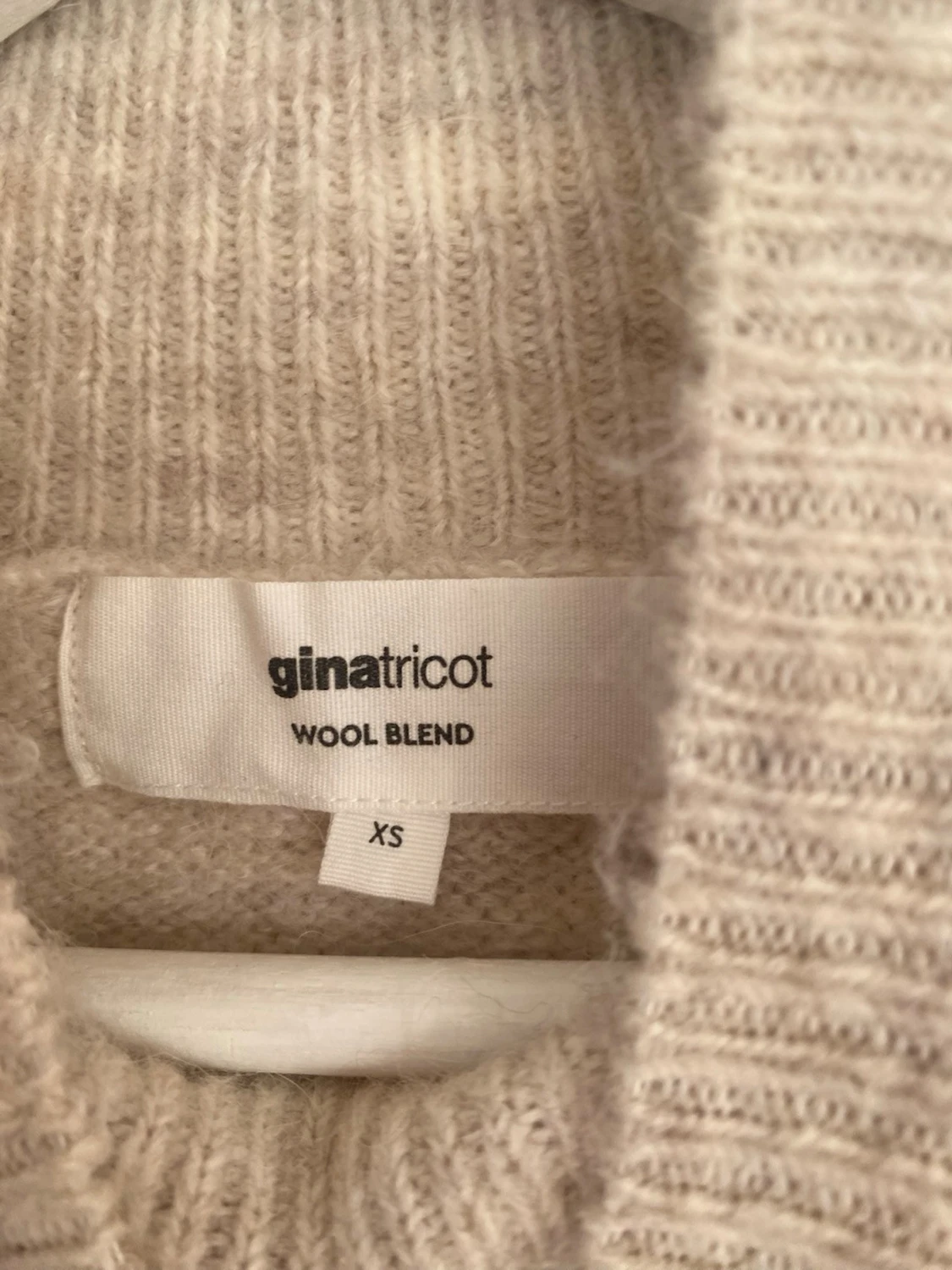 Beige stickad t-shirt med polokrage - 2