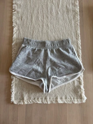 Dam grå shorts  - Storlek XS men lite större i storleken skulle jag säga. Skickas inom 48h kika in min profil för mer fina kläder. Skriv om ni har några frågor!