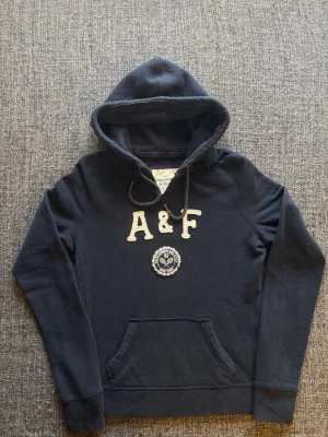 Abercrombie & Fitch hoodie | vintage modell - Sjukt eftertraktad Abercrombie & Fitch hoodie i marinblå – sjukt sällsynt modell, stl M (sitter som S/XS). Svår att hitta i den här passformen och i så här fint skick.  Skriv vid intresse eller för snabb affär ✌️ Skickas inom 24h 📦