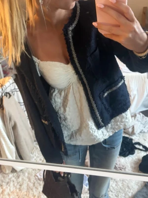 Jacka - Mörkblå tygjacka perfekt nu till våren och sommaren! Jackan är i storlek S från Zara.