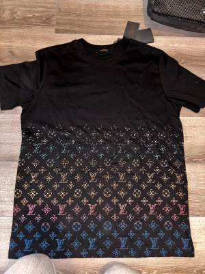 Snygg sommar T-shirt - En jätte snygg sommar T-shirt som jag inte använt då den var förstor, lapp sitter kvar. Den är väldigt unik och är väldigt somrig o har fina färger, vid intresse hör av er!