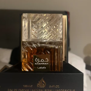 Parfym Lataffa Kamrah 100 ml - Säljer nu min Lataffa kamrah 100 ml parfym som jag bara har tagit runt 15 sprut av 😁.                       Ni kan skanna qr koden som finns med på bild 4 för att se att den är äkta och som sagt hata bara tagit runt 15 sprut 👍 