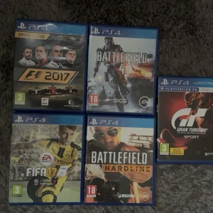 PS4 spel: F1 2017, Battlefield 4, Battlefield hardline, FIFA 17, Gran turismo - Samling med fem PlayStation 4-spel: F1 2017 Special Edition, Battlefield 4, Battlefield Hardline, FIFA 17 och Gran Turismo Sport. Alla spel är i sina originalblå plastfodral med tillhörande skivor. Perfekt för dig som gillar racing, fotboll och action. Allt kommer tillsammans 