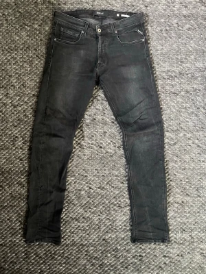 Replay jeans - Säljer dessa schyssta replay jeans i mörkgrå färg! Använda men finns mycket liv kvar! Tveka inte att skriva vid minsta fundering😁