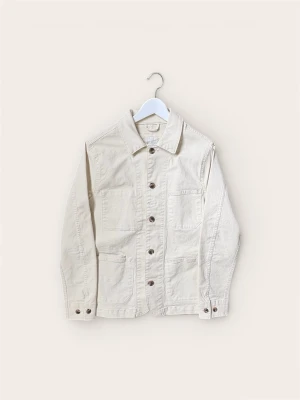 Stilren beige overshirt från Selected Homme - Säljer en mångsidig och snygg overshirt i en ljus, fräsch beige nyans från Selected Homme. Det är ett perfekt plagg att ha i garderoben då det fungerar lika bra som en lättare jacka under vår och sommar, som ett snyggt lager-på-lager-plagg under de kyligare månaderna. Skjortan har fina kontrasterande knappar och flera praktiska utanpåfickor.  Skick: Mycket fint skick!  Märke: Selected Homme  Storlek: S  Färg: Beige / Ljusbeige  Varan kommer från ett djur- och rökfritt hem.