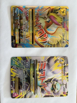 Pokémonkort Mega Pidgeot EX & Mega Altaria EX - Två Pokémonkort: Mega Pidgeot EX och Mega Altaria EX. Båda korten är holografiska och i mycket bra skick. De är perfekta för samlare eller Pokémonfans.                                                                             M Pidgeot EX 105/108- 199kr.                                                   M Altaria EX 121/124- 199kr.                                                 Om du köper båda- 349kr totalt!! Pris kan diskuteras. Hämtas i Torslanda eller så fraktar jag, med sleeves såklart!
