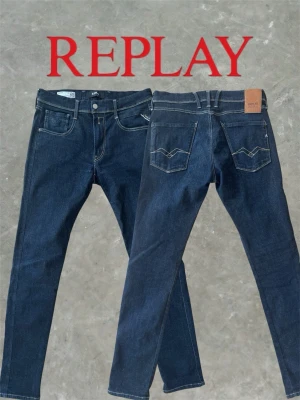 Replay Anbass - Populära Replay Jeans i Anbass modellen. Helt utan skador eller skavanker!  Mått (se bild 6) OBS, tyget är mycket stretchigt och måtten kan variera på kroppen, plagget är mätt plant. A: 41cm B: 25cm C: 33cm D: 24cm E: 19cm F: 16cm G: 81cn Ytterbenslängd: 107cm  Hör av dig vid funderingar! Passformsbilder skickas ej! Postas inom 24 timmar!
