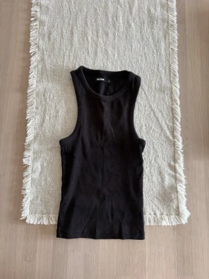 Dam svart ribbad tank top - Storlek XS ifrån Bikbok. Skickas inom 48h kika in min profil för mer fina plagg. Skriv om ni har några frågor!