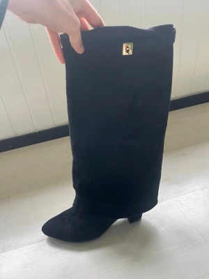 Svarta boots/klackar  - Det är foldover boots. I nyskick, inte ens använda. De är i mocka material och har dragkedja, klacken är bred och klackhögden är typ 4-5 cm hög så de är väldigt bekväma att gå i. Storlek 40
