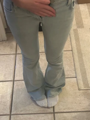 Ljusblå bootcut jeans - Säljer ett par ljusblå bootcut jeans med klassisk femficksdesign. Jeansen har en snygg utsvängd passform och är tillverkade i mjukt denim-material. Perfekta för dig som gillar en retrostil och vill ha ett par jeans som sticker ut. Knappt använda men passar tyvärr inte längre.